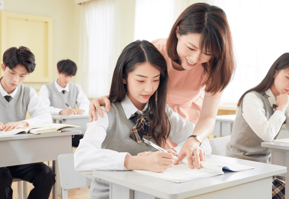 Cô giáo là người truyền dạy tri thức ươm mầm ước mơ và nhiệt huyết cho học trò